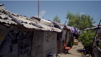 Sete anos acampados perto de linha de férrea