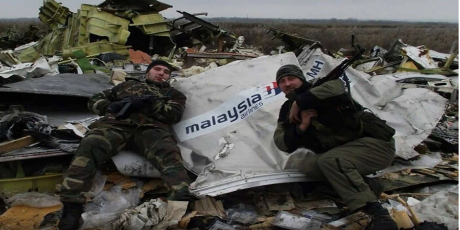 Os russos foram fotografados contra o fundo dos destroços de um avião civil abatido/Divulgação/Redes Sociais/InstaGram Pessoal